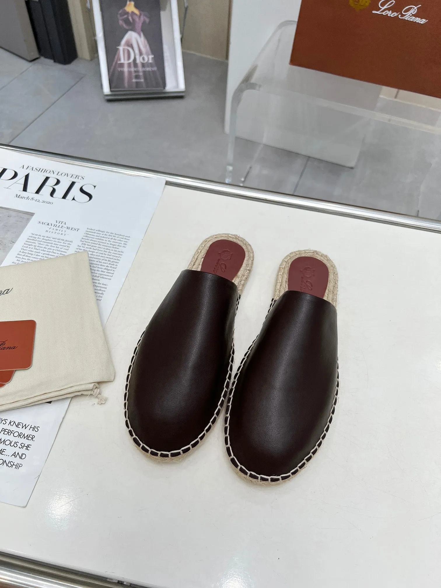 Men's men's shoes 💰520 🧚‍♂️.Loro Piana*👉Top genuine high-end fisherman's shoes and half-drag style👉Buy the original 1:1 copy💯💯💯 Founded the existing Loro Piana company on April 24, 1924. It is now the sixth generation of family business, providing high-quality products to customers who are discerning about taste and quality. ❤️Imported calfskin fabric. The lining is made of A-grade sweat-absorbent and breathable lining. 💯💯💯 Purely handmade. 💯Authentic packaging. Original one-to-one molded outsole. The favorite sandals of Middle Eastern tycoons. Code number: 39-46.